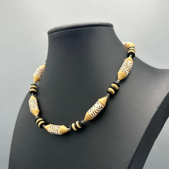 Beaded necklace - Picture 3 of 4